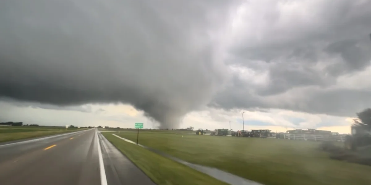 Massive Tornado Tears Through Illinois Town — Thousands Forced to Flee as Chaos Grips the Midwest
